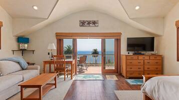 開放式套房, 1 張加大雙人床, 陽台, 海景 (Blue Ocean View Retreat) | 起居區 | 42-吋平面電視,提供數位頻道