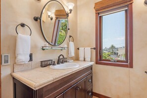 Suite estudio, 1 cama Queen size, balcón, vista al océano (Blue Ocean View Retreat) | Baño | Regadera, secadora de cabello, toallas 