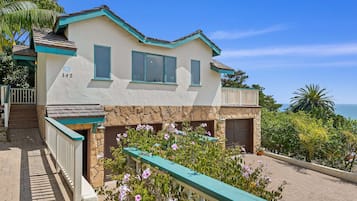 Studio Suite, 1 Queen Bed, Balcony, Ocean View (Blue Ocean View Retreat) | Property grounds