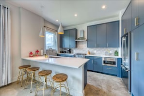 Casa, diversos llits, pati, vistes al jardí (Austin Retreat) | Cuina privada | Frigorífic, microones, forn i placa de cuina 