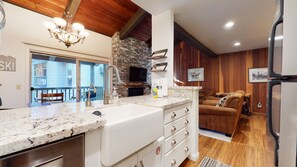 Condo, Plusieurs lits, patio, vue sur la montagne (Chamonix Retreat) | Cuisine privée | Cafetière-théière