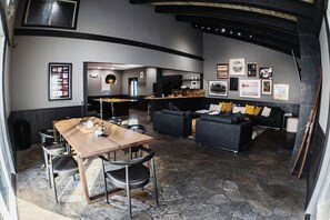 Living room - Chamonix Retreat - Nearby Outdoor Activities! (Mammoth Lakes)