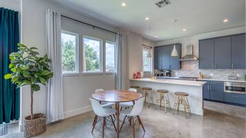 House, Berbilang Katil, Kitchen, Garden View (Austin Retreat - Unit A) | Dapur peribadi | Peti sejuk, ketuhar gelombang mikro, ketuhar, dapur