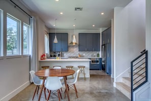 Private kitchen - Contemporary Home Centrally Located Near Soco & DT (Austin)