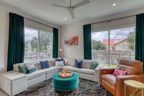 ハウス ベッド (複数台) キッチン ガーデンビュー (Austin Retreat - Unit A) | リビングルーム | 42 インチの薄型テレビ (デジタル放送視聴可)