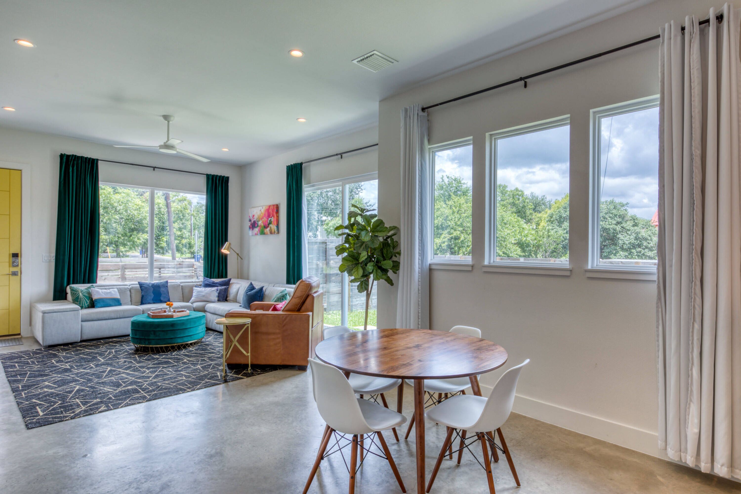 Nhà, nhiều giường, bếp, quang cảnh vườn (Austin Retreat - Unit A) | Phòng khách | TV màn hình phẳng 42-inch có truyền hình kỹ thuật số 