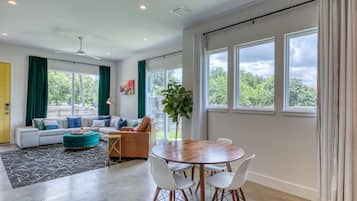 Nhà, nhiều giường, bếp, quang cảnh vườn (Austin Retreat - Unit A) | Phòng khách | TV màn hình phẳng 42-inch có truyền hình kỹ thuật số