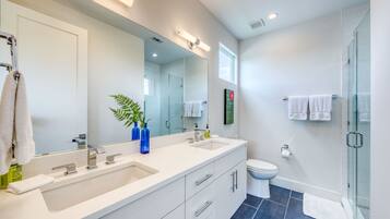 House, Multiple Beds, Kitchen, Garden View (Austin Retreat - Unit A) | Bathroom