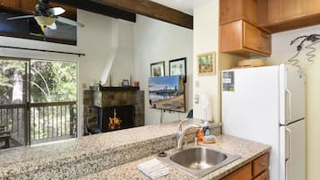 Townhome, 2 Queen Beds, Balcony, Mountain View (Cozy Retreat at the Kingswood Village) | Private kitchen | Fridge, microwave, oven, stovetop