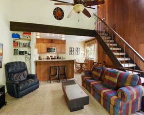 Stadtwohnung, 2 Queen-Betten, Balkon, Bergblick (Cozy Retreat at the Kingswood Village) | Wohnbereich | 40-Zoll-Flachbildfernseher mit Digitalempfang, Kamin