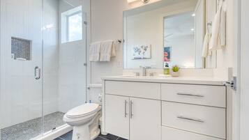 House, Multiple Beds, Kitchen, Garden View (Austin Retreat - Unit B) | Bathroom