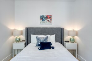 Casa, varias camas, cocina, vista al jardín (Austin Retreat - Unit B) | 2 habitaciones, decoración personalizada y muebles diferentes 