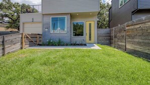 Exterior - Conveniently Located Upstairs Deck BBQ (Austin)