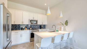 Maison, Plusieurs lits, cuisine, vue sur le jardin (Austin Retreat - Unit B) | Cuisine privée | Réfrigérateur, four à micro-ondes, un four, surface de cuisson