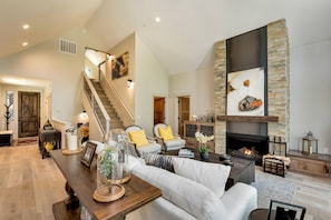 House, Multiple Beds, Balcony, Mountain View (Grandview Manor) | Living room | 42-inch flat-screen TV with digital channels, fireplace - Grandview Manor (South Lake Tahoe)