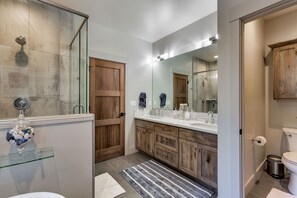 House, Multiple Beds, Balcony, Mountain View (Grandview Manor) | Bathroom | Hair dryer, towels - Grandview Manor (South Lake Tahoe)