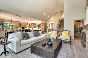 House, Multiple Beds, Balcony, Mountain View (Grandview Manor) | Living room | 42-inch flat-screen TV with digital channels, fireplace - Grandview Manor (South Lake Tahoe)