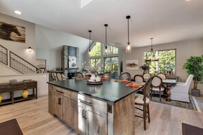 House, Multiple Beds, Balcony, Mountain View (Grandview Manor) | Private kitchen | Fridge, microwave, oven, stovetop - Grandview Manor (South Lake Tahoe)