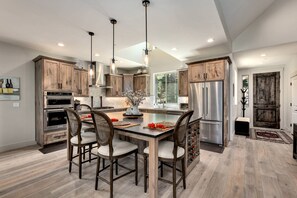 House, Multiple Beds, Balcony, Mountain View (Grandview Manor) | Private kitchen | Fridge, microwave, oven, stovetop - Grandview Manor (South Lake Tahoe)