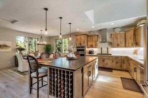 House, Multiple Beds, Balcony, Mountain View (Grandview Manor) | Private kitchen | Fridge, microwave, oven, stovetop - Grandview Manor (South Lake Tahoe)