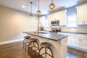 House, Multiple Beds, Balcony | Private kitchen | Fridge, microwave, oven, stovetop - Classic Comfort (Nashville)