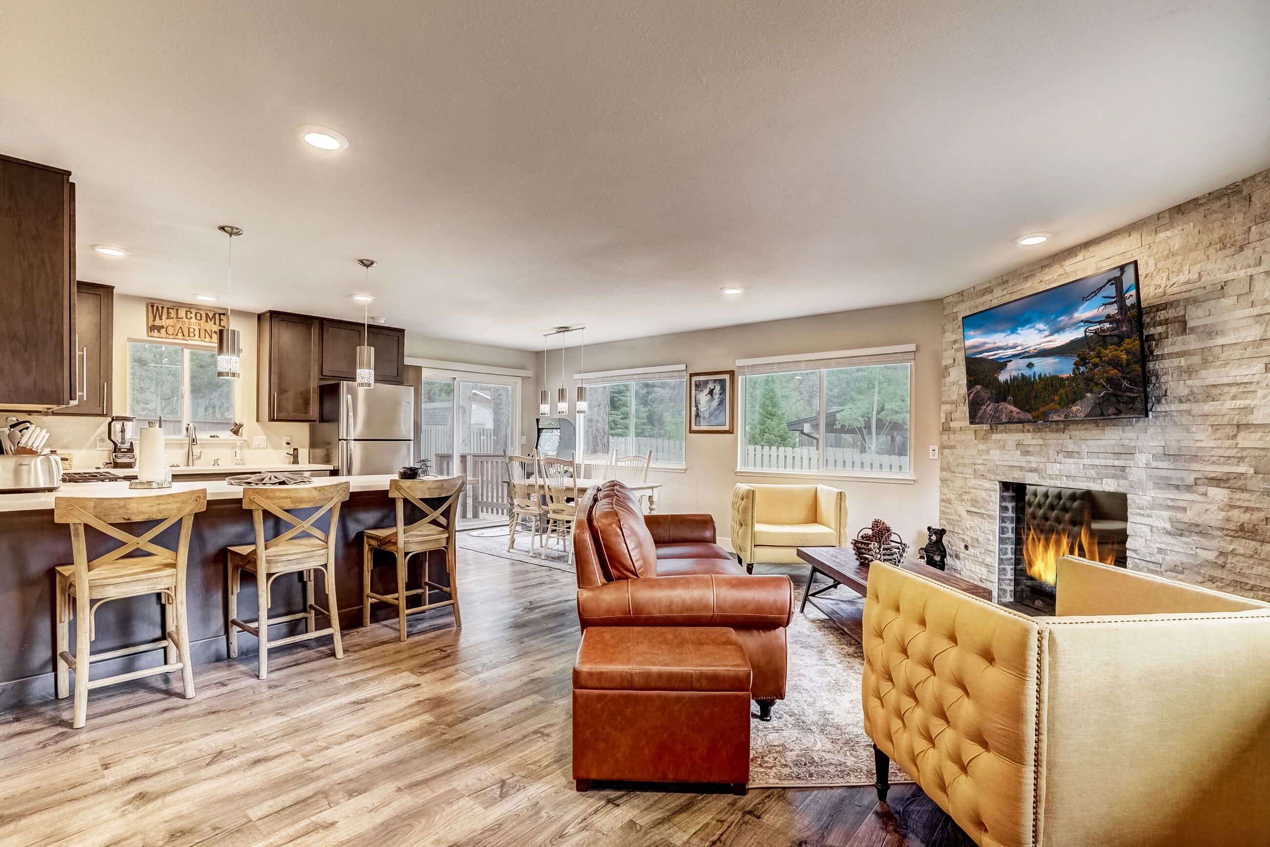 House, Multiple Beds, Balcony, Mountain View | Living room | 40-inch TV with cable channels, fireplace