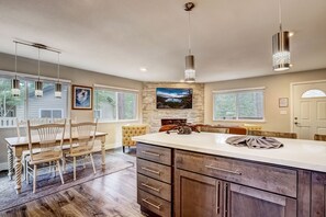 House, Multiple Beds, Balcony, Mountain View | Private kitchen
