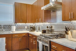 House, Multiple Beds, Balcony | Private kitchen | Fridge, microwave, oven, stovetop