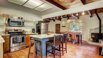 House, Multiple Beds, Patio, Mountain View (Stout House Cabin) | Private kitchen | Fridge, microwave, oven, stovetop