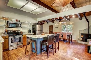 獨棟房屋, 多張床, 庭院, 山景 (Stout House Cabin) | 私人廚房 | 電冰箱、微波爐、烤箱、爐台