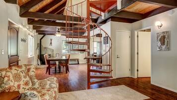 Rumah, Beberapa Tempat Tidur, patio, pemandangan gunung (Stout House Cabin) | Interior