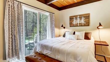 House, Multiple Beds, Patio, Mountain View (Stout House Cabin) | 3 bedrooms, individually decorated, individually furnished, desk