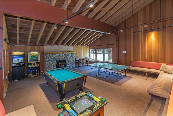Condo, Multiple Beds, Fireplace, Mountain View (Horizons Bliss) | Game room