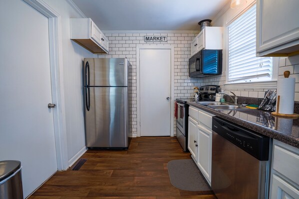 Casa, varias camas, cocina | Cocina privada | Refrigerador, microondas, horno y parrilla de estufa