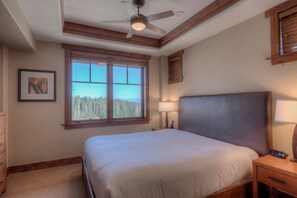 Leilighet, flere senger, kjøkken, fjellutsikt (Luxury at One Ski Hill Place ) | 3 soverom, individuelt dekorert og individuelt innredet