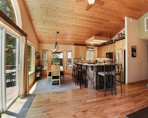 House, Multiple Beds, Balcony, Mountain View (Lux Leisure) | Dining