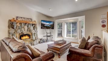 House, Multiple Beds, Hot Tub, Mountain View (Montgomery Estates Bliss) | Interior