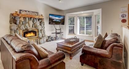 Montgomery Estates Bliss - Hot Tub, Pets, Family Fun!
