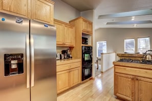 Nhà, nhiều giường, bồn tắm nước nóng, quang cảnh núi (Montgomery Estates Bliss) | Bếp riêng | Tủ lạnh, lò vi sóng, lò nướng, bếp nấu