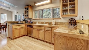 Rumah, Beberapa Tempat Tidur, hot tub, pemandangan gunung (Montgomery Estates Bliss) | Dapur pribadi