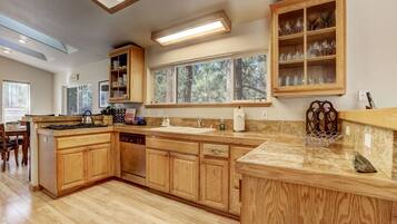 House, Multiple Beds, Hot Tub, Mountain View (Montgomery Estates Bliss) | Private kitchen | Fridge, microwave, oven, stovetop