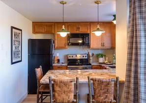 Condo, Multiple Beds, Hot Tub, Mountain View | Private kitchen