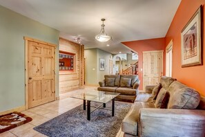 獨棟房屋, 多張床, 熱水浴缸, 花園景觀 | 客廳 | 電視、壁爐