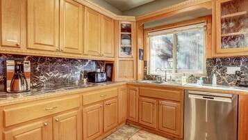 House, Multiple Beds, Hot Tub, Garden View | Private kitchen | Fridge, microwave, oven, stovetop