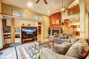 獨棟房屋, 多張床, 熱水浴缸, 花園景觀 | 客廳 | 電視、壁爐