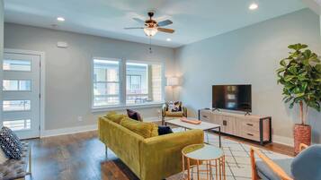 House, Multiple Beds, Balcony | Living room | 40-inch TV with cable channels