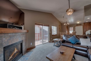 Condo, 2 Queen Beds, Hot Tub, Mountain View | Living room