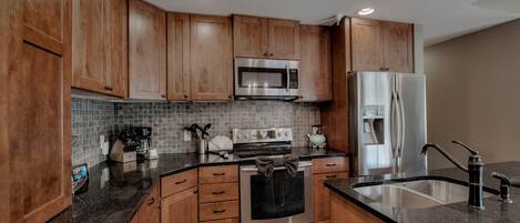 Condo, 2 Queen Beds, Hot Tub, Mountain View | Private kitchen | Coffee/tea maker