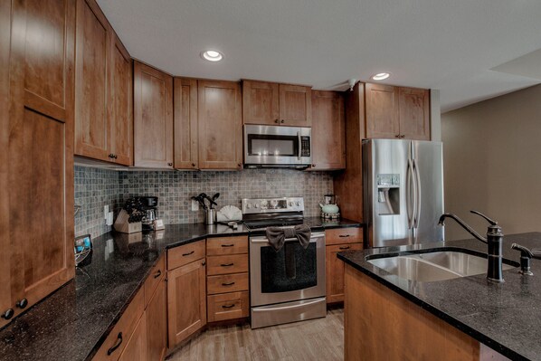 Condo, 2 Queen Beds, Hot Tub, Mountain View | Private kitchen