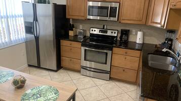 公寓, 多張床, 庭院 | 私人廚房 | 電冰箱、微波爐、烤箱、爐台